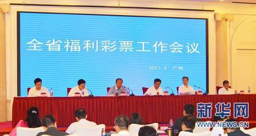 超模积极·哈迪德和“肯豆”肯达尔·詹娜身穿同款英伦范儿骑马装亮相，二人骑着一黑一白两批骏马亮相秀场，穿过标志性的旺多姆广场，犹如双生姐妹花。